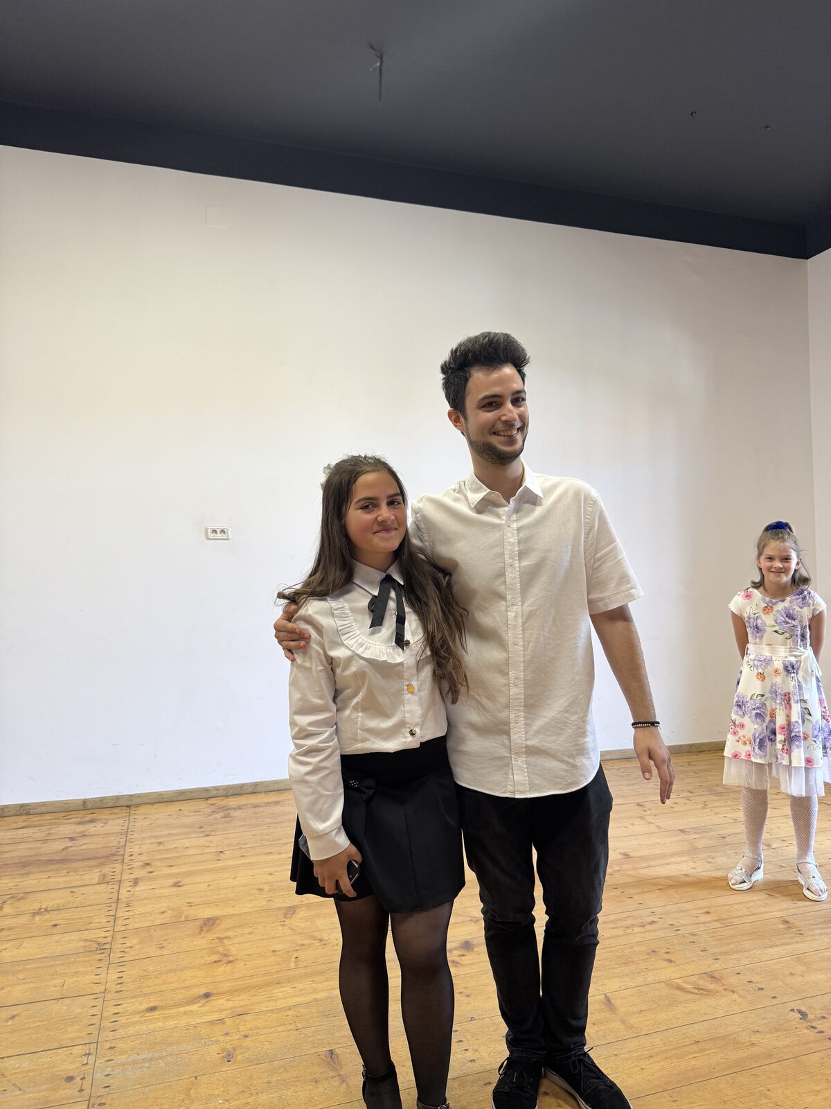 Moment de pe scenă la un concert al academiei 12